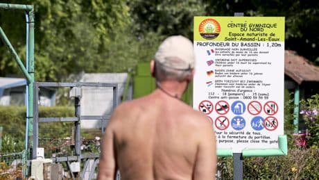 Faut-il interdire les lieux naturistes aux mineurs ?