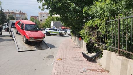 Ehliyetsiz sürücü kaçtı, otomobili durdurmak isteyen polis yaralandı