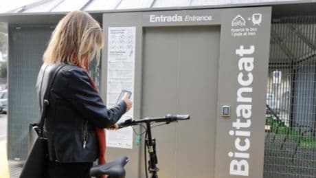 Así son los aparcamientos para bicis en las estaciones de Ferrocarrils