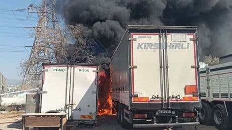 İzmir'de TIR garajında yangın