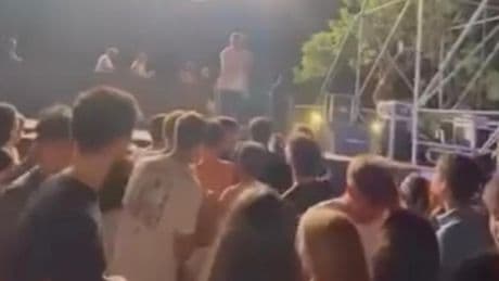 Un edil del PSOE provoca una pelea en una verbena de Moncada entre cánticos de &quot;Pedro Sánchez, hijo de puta&quot;