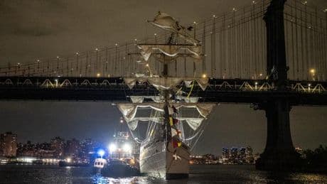 New York: Mexikanisches Marineschiff kollidiert mit Brooklyn Bridge – zwei Tote