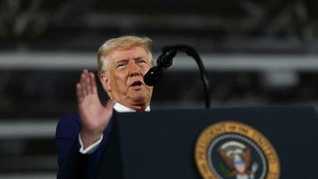 Economia Usa in crisi? Pil in calo dello 0,3% nel primo trimestre: è effetto dazi. Trump: «Colpa di Biden». Wall Street in caduta