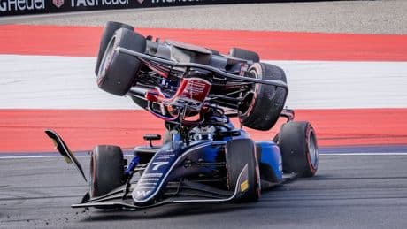 Heftiger Überschlag-Crash bei der Formel 2: Wagen fliegt über zwei Autos