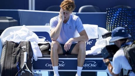 Las agónicas palabras de Jannik Sinner antes de retirarse en Cincinnati ante Alcaraz: "Siento que puedo derrumbarme"