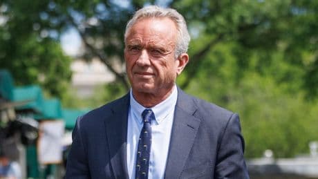 ’Amerikaanse gezondheidsminister Kennedy zwemt in vervuild water’