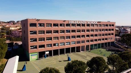 Arranca el juicio contra el excapellán del colegio Highland por abusos sexuales a varias niñas