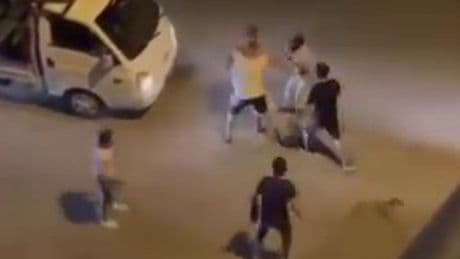 Kadınları taciz eden adama meydan dayağı! O anlar böyle görüntülendi