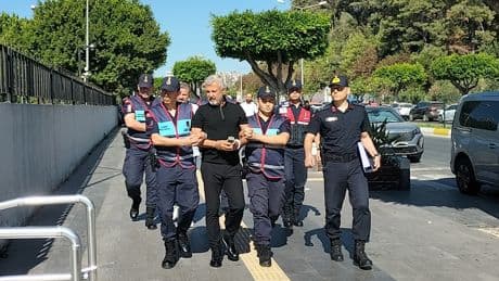 Manavgat Belediyesi'ne rüşvet soruşturmasında eski başkan Sözen ve kardeşi adliyeye sevk edildi