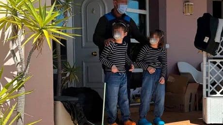 «Uno de los hermanos de la 'casa de los horrores' de Oviedo no quiere quitarse la mascarilla por miedo a enfermar»