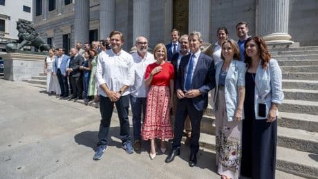 Los alcaldes del PP se concentran frente al Congreso para exigir al Gobierno la reforma de la financiación local