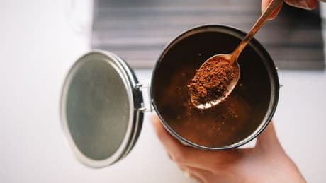 Kaffee in die Waschmaschine für satte Farben: Ist das wirklich eine gute Idee?
