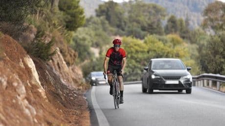 ¿Cuándo está permitido adelantar con línea continua? Esto dice la DGT