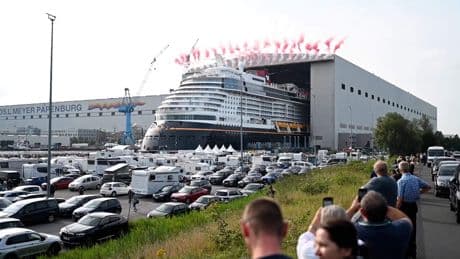 Fans kijken naar spectaculaire entree van nieuw Disney-cruiseschip 'Destiny'