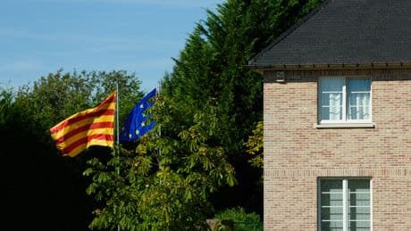 Una foto con Puigdemont: la condición de Junts al PP para hablar de la moción de censura