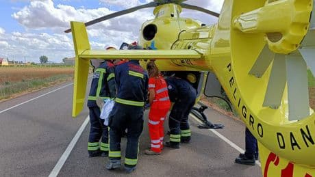 Trasladan al hospital a un niño de seis años tras caer de un muro de cuatro metros en un pueblo de León