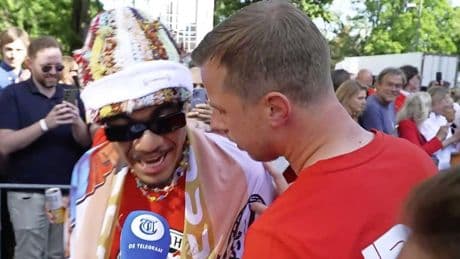 Perschef grijpt in bij Tillman op kampioensfeest PSV: 'Loop maar door'