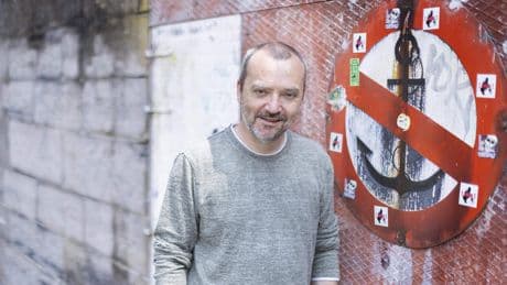 De levenslessen van tv-pianist en componist Miguel Wiels: ’Terwijl ik in een champignon-pak optrad, lag mijn vader af te zien in het ziekenhuis’
