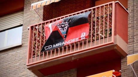 Miranda de Ebro luce de rojo y negro con la ilusión de lograr un histórico ascenso a Primera