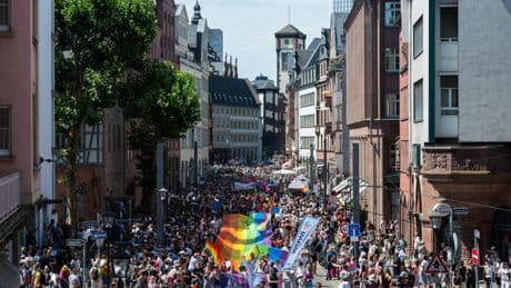 CSD in Frankfurt: Tausende gehen für queere Rechte auf die Straße