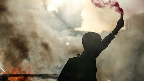 „Lasst uns alles blockieren“ – Protestwelle erschüttert Frankreich, 80.000 Polizisten im Einsatz