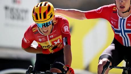 El ciclista Tobias Halland Johannessen es trasladado al hospital tras desplomarse en el Mont Ventoux