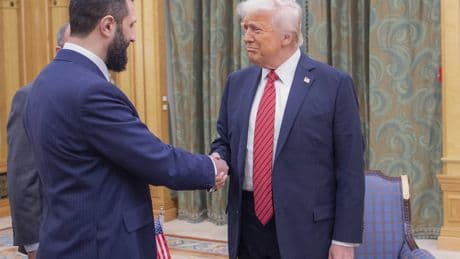 Trump lève le dernier verrou au retour de la Syrie dans le concert international