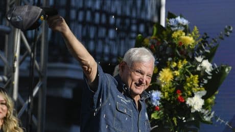 El expresidente de Panamá, Ricardo Martinelli, recibe asilo en Colombia en su huida tras ser condenado por corrupción