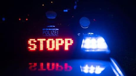 Unfall: Auto landet in Bach - Insassin lebensgefährlich verletzt