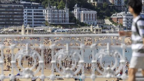 ¿Dónde se van de vacaciones en verano los habitantes de los pueblos turísticos?
