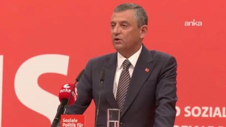 CHP lideri Özel, Berlin’de SPD Kongresi’nde konuştu: 'Siyasi tarihimizde, demokrasiye dönük en ağır saldırılardan biri yaşanmaktadır'