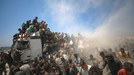 ‘Elke dag is een stroom vrachtwagens nodig’: hulporganisaties kritisch over voedseldroppings boven Gaza