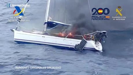 Dos narcos queman su velero con cocaína para evitar ser capturados por Aduanas en Tenerife