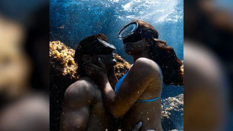 Laura Escanes publica unas espectaculares imágenes practicando buceo con su novio
