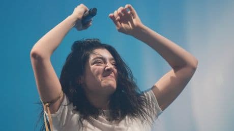 Lorde shocks fans releasing album cover with nude photo of herself