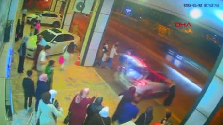 Bursa'da akılalmaz kaza! Yolu aşıp metro duvarına çarptı