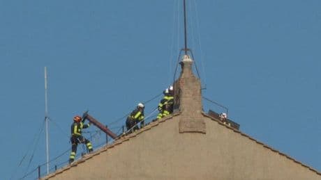 Los bomberos del Vaticano instalan una chimenea en la Capilla Sixtina antes del cónclave para elegir al nuevo Papa