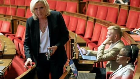 Marine Le Pen rend-elle les armes ?