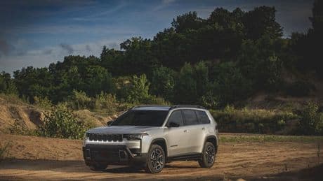Jeep Cherokee è tornata: ecco la sesta generazione con un inedito 1.600 ibrido. Dedicata agli Usa, non arriverà in Europa
