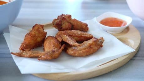 Mangiare troppo pollo aumenta il rischio di morte per tumori del 35%: la nuova ricerca di Bari. Ecco quanto consumarne