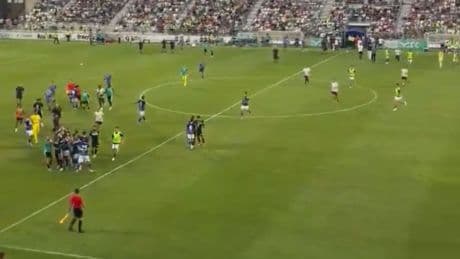Brutal pelea entre los jugadores del Betis y el Como durante un amistoso de pretemporada
