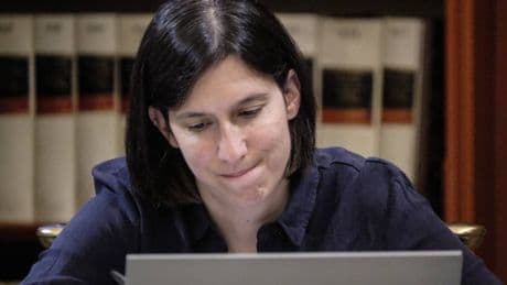 Schlein non vuole il confronto: la direzione del Pd si fa in "smartworking"