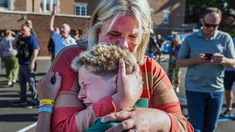 Mueren dos niños en un tiroteo en la iglesia de una escuela católica en Minneapolis