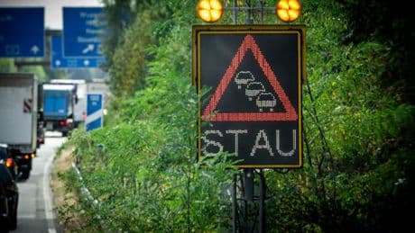 Auffahrt-Chaos auf der Autobahn: Gericht stellt klar, wer bei Stau Vorfahrt hat