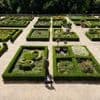Dans le parc de son château, il dessine avec passion son jardin médiéval d’inspiration italienne