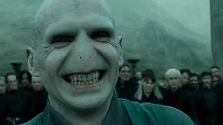 El consejo de Ralph Fiennes al nuevo Voldemort: “Ensaya cómo andar con una capa”