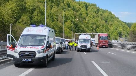 Otoyolda otomobil çekiciye çarptı: 3 yaralı