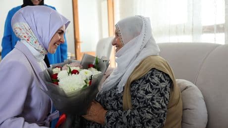 Aile ve Sosyal Hizmetler Bakanı Göktaş, Elazığ'da "Raife Babaanneyi" ziyaret etti