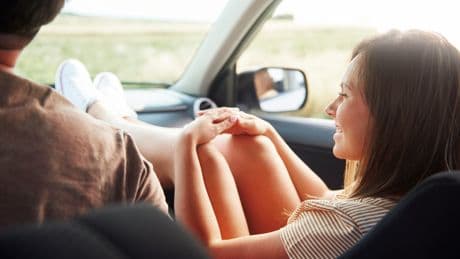 Peut-on bronzer derrière une vitre de voiture ou de train?