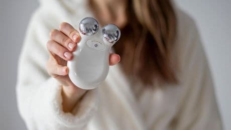 EMS-Gerät & Co.: Ein Gesichtsmassagegerät soll die Haut verbessern − ein Überblick